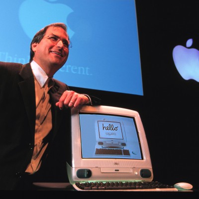 Стів Джобс та один з перших iMac