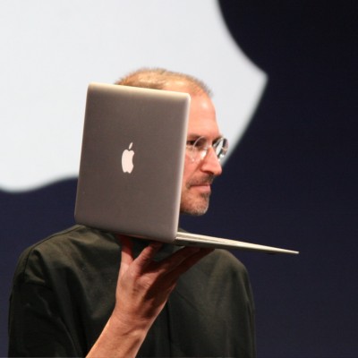 Стів Джобс з MacBook Air