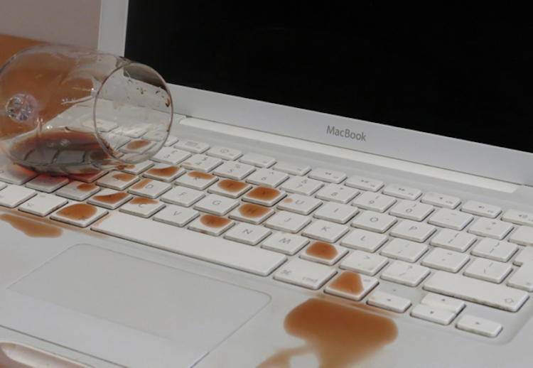 MacBook и вода