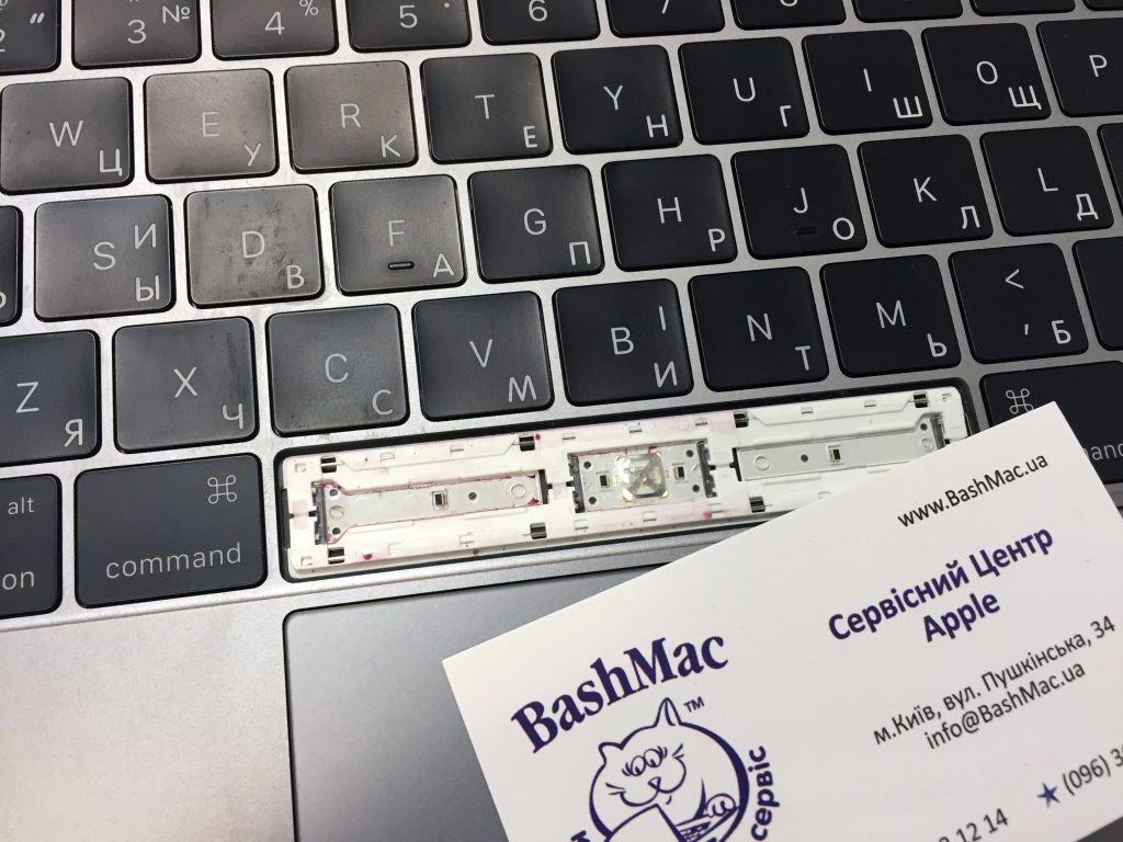 Чистка клавиш и кнопок нового MacBook