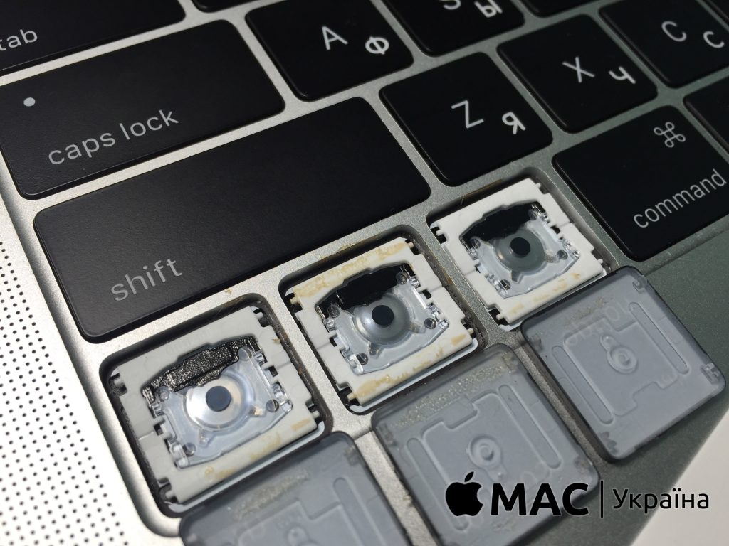 Залипающая клавиатура нового MacBook Pro