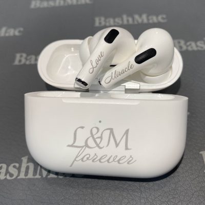 Пример лазерной гравировки на Apple AirPods и Xiaomi AirDots