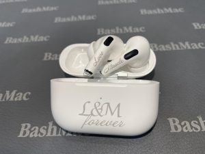 Пример лазерной гравировки на Apple AirPods и Xiaomi AirDots