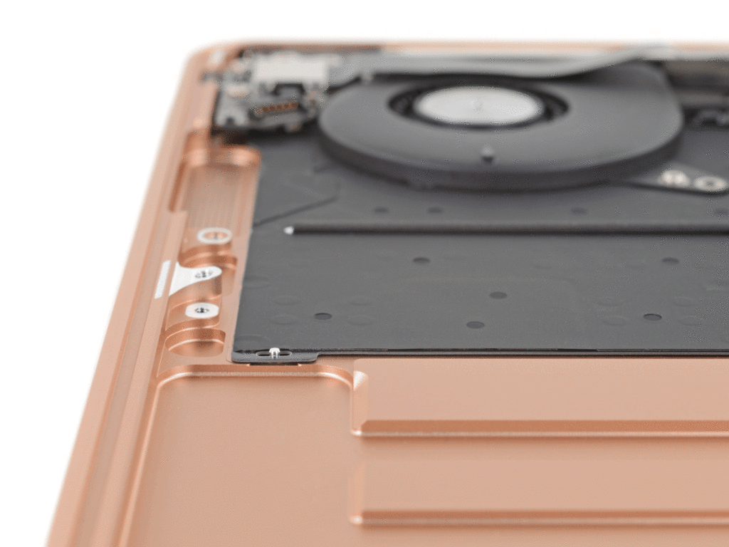 MacBook Air 2020 року гріється та шумить