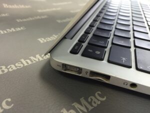 Рихтовка, выравнивание корпуса MacBook Air после падения