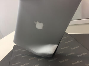 Деформация корпуса MacBook