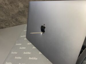 Выстрел в MacBook, вмятина на корпусе