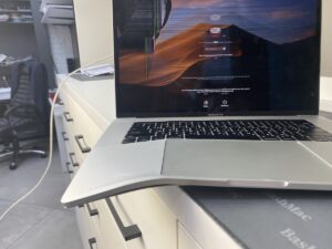 Деформация корпуса MacBook
